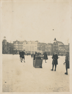 879312 Afbeelding van schaatsende en spelende kinderen op het besneeuwde en bevroren Vredenburg te Utrecht, met op de ...